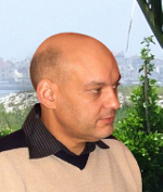 Ant&oacute;nio Paiva, com cidade ao fundo.