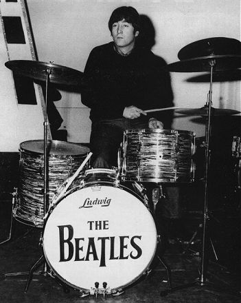 John Lennon tocando bateria