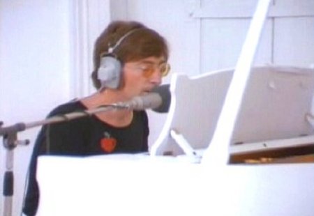 John Lennon cantando