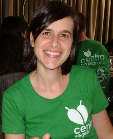 Cristina Rodrigues com camisola verde do Centro Vegetariano.