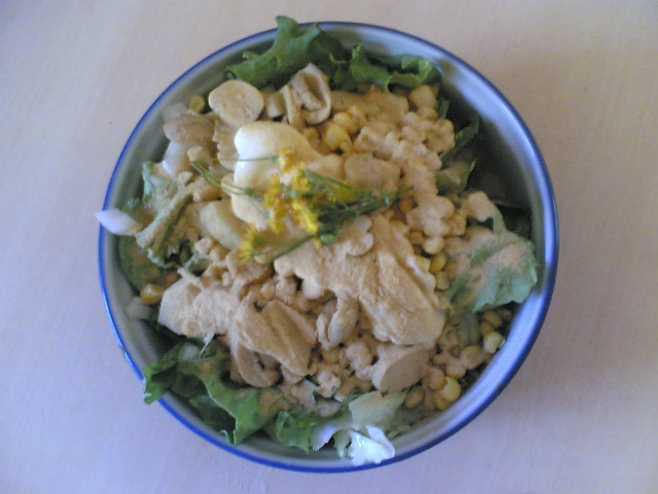 Salada com milho e cogumelos